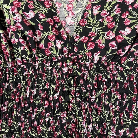 FOREVER 21 Womens Crop Top Plunging V-neckline Floral Smocked Size Medium - Picture 3 of 13